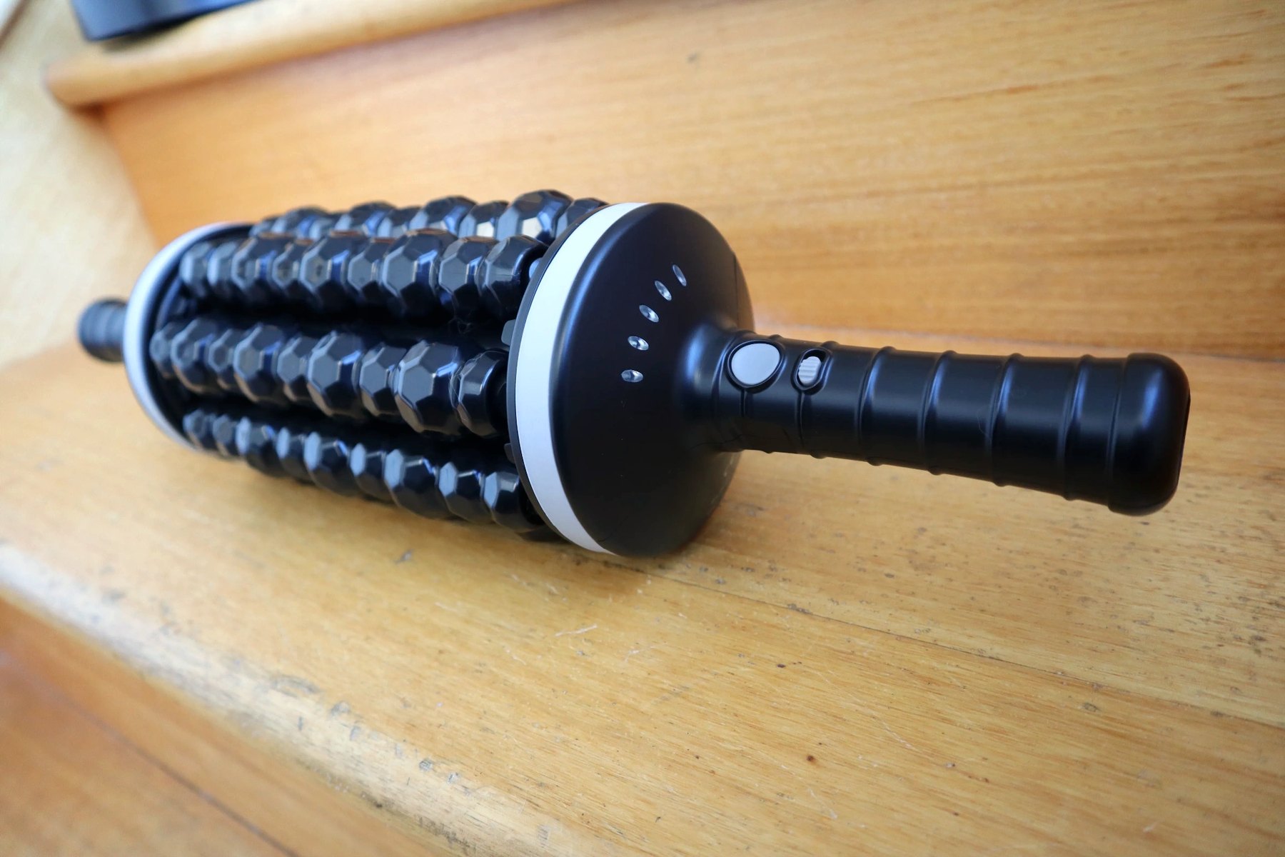 Handle end with control button and indicator dots